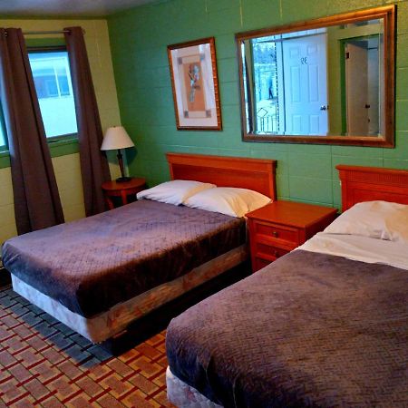 Chalet Inn Motel Dryden Exterior foto